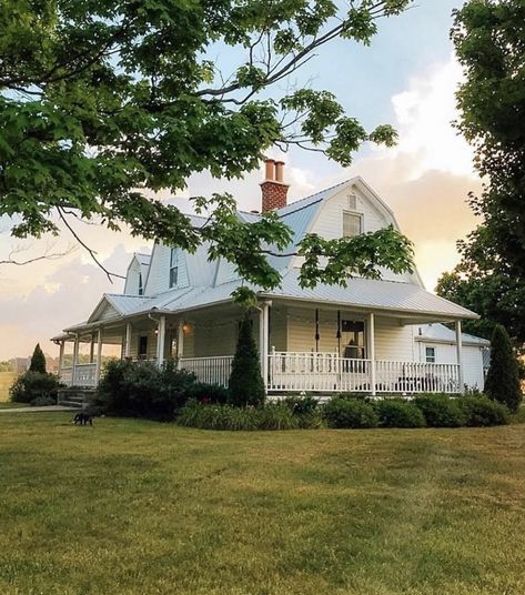 31 CHARMING FARMHOUSE FRONT PORCHES - Nikki's Plate Farmhouse Big Porch, Dream House Farmhouse, Farmhouse Pool, Farmhouse Exteriors, White Farmhouse Exterior, Dream House Aesthetic, College House, House Farmhouse, Charming Farmhouse