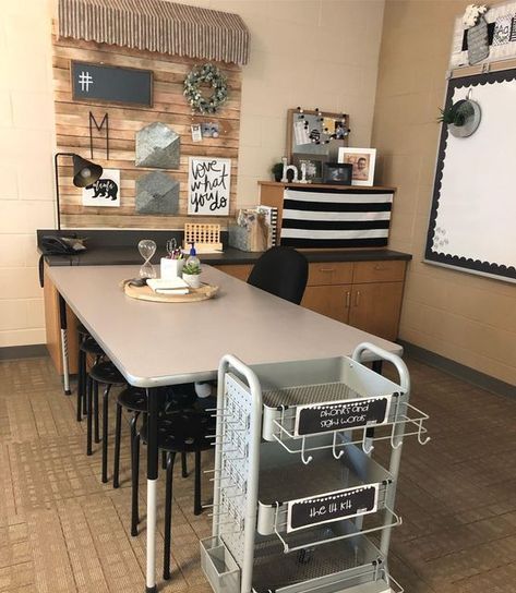 Small Classroom Setup, Teacher Desk Areas, Special Education Classroom Setup, Teacher Desk Organization, Teaching Classroom Decor, Rolling Carts, Middle School Classroom Decor, Classroom Arrangement, Classroom Decor High School