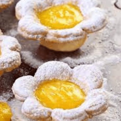 Easy Mini Flower Lemon Tarts Recipe - Yummy Recipes Flower Lemon Tarts, Mini Lemon Tarts, Flower Shaped Cookies, Easy Easter Brunch, Lemon Tarts, Lemon Tart Recipe, Tarts Recipe, Bite Size Desserts, Pastry Shells