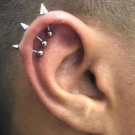 The helix can be pierced two, three, or more times, and it can be hard to settle on the right style. Here's a guide to multiple helix piercings to help you out. Piercing Guide, Men's Piercings, Helix Piercings, Cool Ear Piercings, Pretty Ear Piercings, Face Piercings, Cool Piercings, Cute Piercings, Dope Jewelry