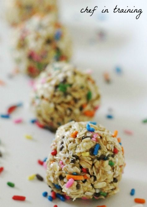 Cake batter granola bites. Birthday Cake Oatmeal, Birthday Cake Granola, Birthday Appetizers, Brian Regan, Bake Snacks, Oatmeal Bites, Granola Bites, Easy Granola, Cake Easy