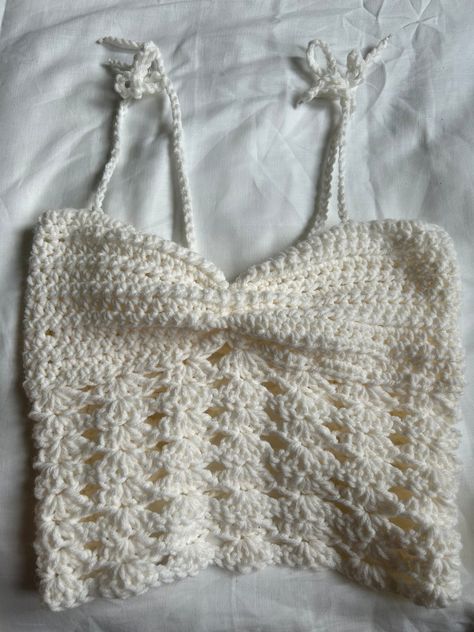 Crochet shell tank pattern🐚 Message me if you have any questions! Simple Crochet Tops, Crochet Shell Top, Art Au Crochet, Tank Pattern, Knitted Outfit, Crochet Shell, Confection Au Crochet, Beginner Crochet Tutorial, Crochet Simple