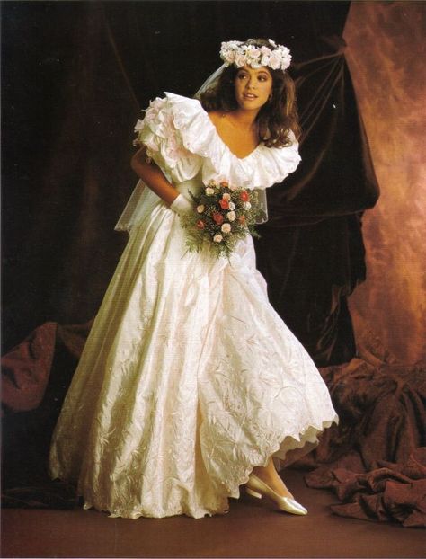 20 Charming Photos That Defined Bridal Gowns in the 1980s ~ Vintage Everyday 1990s Wedding Photos, 80’s Wedding Dresses, 1980 Wedding Dress, 80s Wedding Aesthetic, Flamenco Style Wedding Dress, 80s Bride, Wedding Dresses 80s, 80s Wedding Dress, Jessica Mcclintock Wedding Dress