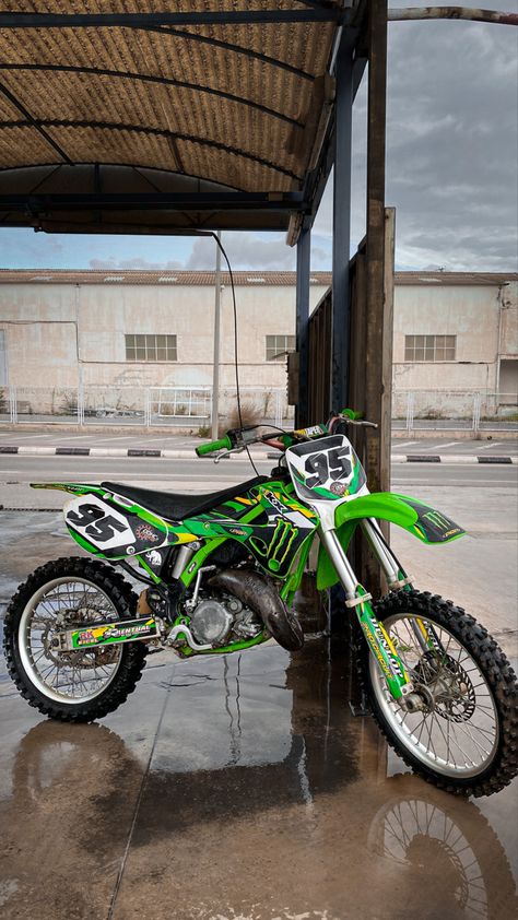 Dirt Scooter, Kawasaki Dirt Bikes, Kawasaki Kx 250, Motocross Love, Dirt Bike Racing, Cool Dirt Bikes, Image Moto, Motorcross Bike, Biker Aesthetic