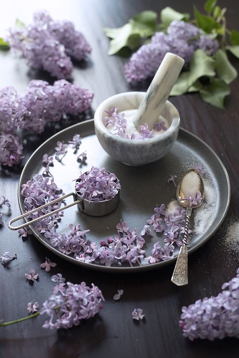 Lilac Simple Syrup, Moody Mixologist, Lilac Syrup, Edible Flowers Recipes, Infused Sugar, Food Flowers, Culinary Lavender, Flavored Sugar, Flower Food