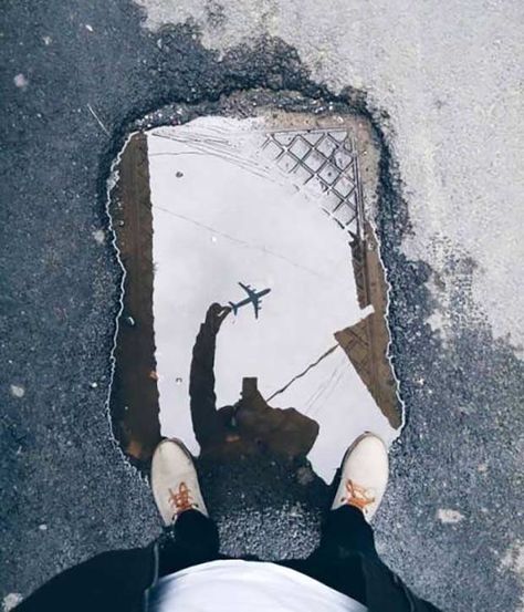 He stood there three hours to get that shot... ~.~satisfying perfectly time photos airplane Epic Pictures, Unusual Pictures, Forced Perspective, Perspective Photography, Reflection Photography, Perfectly Timed Photos, Foto Art, Perfect Timing, Jolie Photo