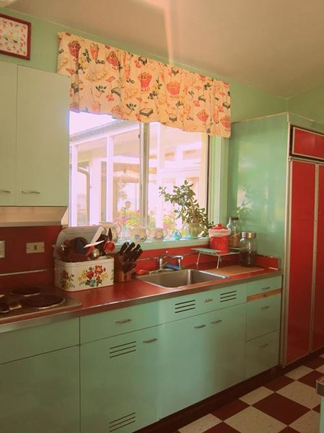 red-kitchen-counter-tops.  The cottage of my childhood has red linoleum counters with steel bands at the edges.  They were so cool! Kitchen With Green Cabinets, Green Interior Decor, Mint Kitchen, Metal Kitchen Cabinets, Colorful Kitchen Decor, 1950s Kitchen, Kitschy Kitchen, Retro Renovation, Smitten Kitchen