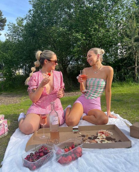 Best Friend Picnic, Friend Picnic, Picnic For 2, Aesthetic Trip, Picnic Photo Shoot, Picnic Pictures, Picnic Theme, Picnic Inspiration, Cute Birthday Pictures