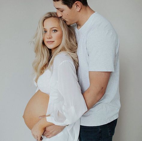 Simple Photo Ideas, Torturi Baby Shower, Photo Ideas Family, Indoor Maternity Photos, Couple Maternity Poses, Home Maternity Photography, Diy Maternity Photos, Studio Maternity Shoot, Photo Bb