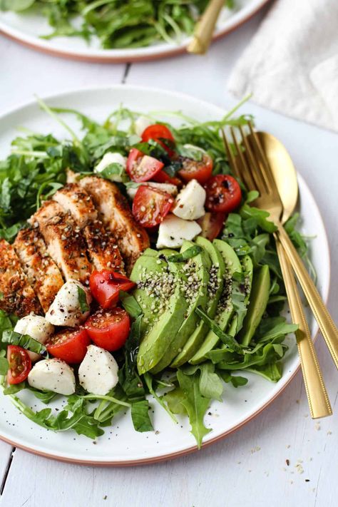 Chicken Avocado Caprese Salad - Hannah Magee RD Chicken Caprese Salad, Avocado Caprese Salad, Salad With Olive Oil, Chicken Avocado Caprese, Grilled Chicken Avocado, Chicken Caprese, Juicy Baked Chicken, Blackened Chicken, Caprese Chicken