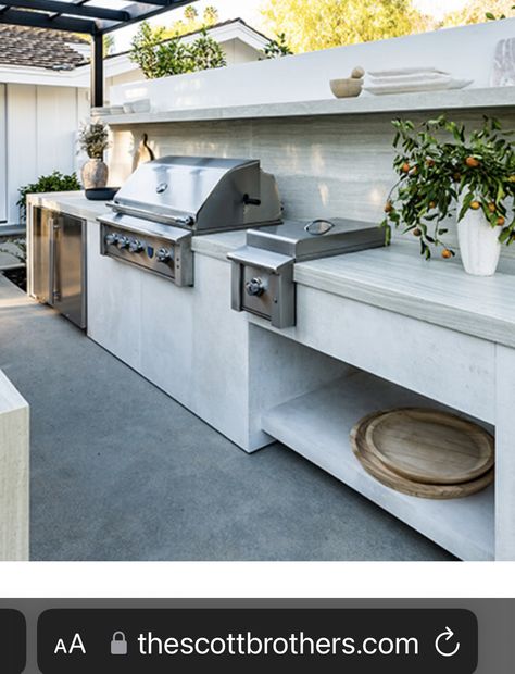 Outdoor Barbecue Countertops, White Outdoor Kitchen Ideas, Outdoor Built In Kitchen, Outdoor Kitchen On Patio, Stucco Bbq Island, Small Backyard Kitchen, Outdoor Kitchen White, Minimalist Outdoor Kitchen, White Outdoor Kitchen