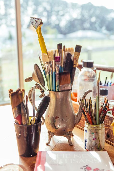 Art Desk Aesthetic, Artist Desk, Artist Bedroom, Creative Shoot, Miniature Artist, Artist Studios, Art Studio Organization, Art Studio Room, Therapeutic Art