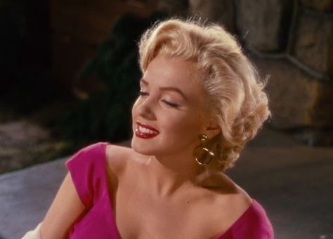 Classic Films shared a video on Instagram: “Marilyn Monroe in “Niagara” (1953). ⠀ Despite being the starring role, Marilyn Monroe made less…” • See 106 photos and videos on their profile. Beauty Blender Set, Famous Waterfalls, Splendour In The Grass, Beauty Photoshoot, Hair Icon, Marilyn Monroe Photos, Norma Jean, Norma Jeane, Today Show