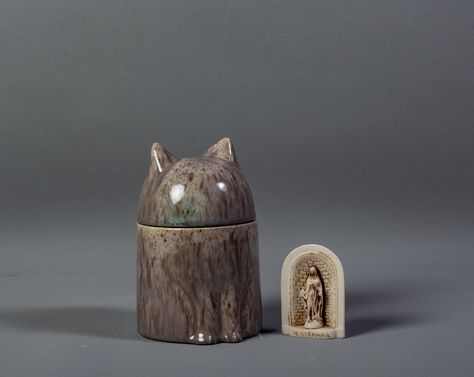 This high-quality urn, designed specifically for pets, is a beautiful and timeless tribute to the life of your beloved cat. ✔️ DETAILS OF CREMATION PET URN • Height: 14.5 cm (5.70”) • Width: 9.5 cm (3.70”) • Depth: 7 cm (2.75”) • Approx Weight (g): 690g • Material: Ceramic • Approx Capacity: 400 (ml) / 14 (oz) • Approx Suitable for ashes of body weight up to 11 (kg) / 24 (lbs) • Suitable for Pets • Indoor or Outdoor use: Both Pet Cremation Urns, Cat Urns, Pet Urn, Pet Cremation, Pet Urns, Cremation Urns, Body Weight, Ash, Hand Made