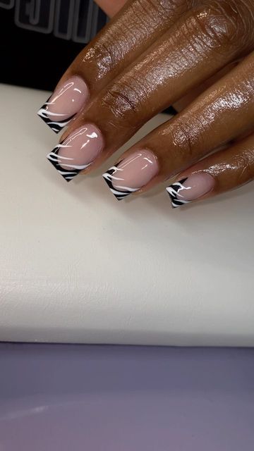 Slots Out Every 15th on Instagram: "Hooked the bestie up😍 using our black and white gel polish. . . . #djeldn #djegelx #djepressons #gelxnails #apresgelx #notpolish #bornprettynailart #nailtech #nailtutorials #nailenthusiast #3dnailart #nailartist #londonnailtech #londonnails #kentnnailtech #dartfordnailtechnician #editorialnails #atlnails #dubainails #vogueuk #cosmopolitan" Black Nail Designs French Tips, Short Nail Designs Black French Tips, Shorties Nails Black French Tip, French Tip Nails Black And White, Black And White Tips Nails, Black Nails With White Tips, Black White And Pink Nails, Black And White French Tip, Short Black And White Nails