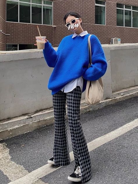 Pop Of Blue Outfit, Winter Outfits Funky, Funky Winter Fashion, High Contrast Outfits Color Combos, Winter Funky Outfits, Purple Fall Outfits For Women, Patterned Sweater Outfit, Casual Funky Outfits, Oversized Shirt Work Outfit