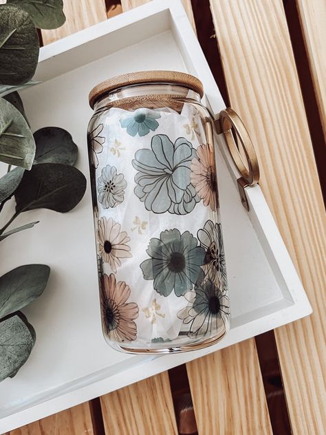 This trendy retro floral Glass Can Cup, Beer Can Cup, Soda Can, Gift Ideas, Cup for Iced Coffee, Cold Drink Cup, Reusable Plastic Straw and Bamboo Lid  Glass Can cup is perfect for iced coffee, smoothies, sodas and any other iced drinks.  16 oz Glass Can Cup Glass straw not included. It's available for purchase here https://www.etsy.com/listing/1270394410/ -Design wraps all the way around the cup. - Included with each 16oz can-shaped glass is one bamboo lid with silicone rubber seal and a plastic straw. -Images on glass are not vinyl. They will not peel. - Perfect for any type of beverage!  CARING FOR YOUR GLASS: -Not dishwasher safe -Not microwave safe -Gently hand wash glass, straw and  bamboo. We recommend you wash the bamboo tops with dish soap and leave them out to dry.  To remove odo Smoothie Glass, Glass Tumbler Design, Disney Coffee, Cute Coffee Cups, Cute Water Bottles, Cafe Ideas, Pretty Mugs, Pretty Cups, Custom Tumbler Cups