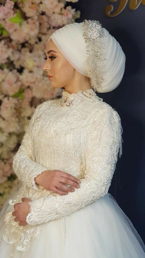 Hijabi Bride White, Hijabi Turban, Turban Wedding, Bridal Turban, Muslim Gown, Hijabi Bride, White Turban, Bridal Hijab Styles, Wedding Turban