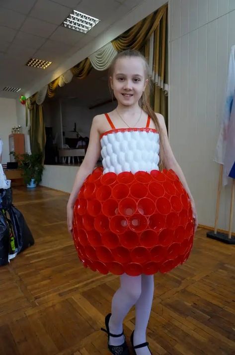 Recycled Dress For Kids, Kid Outfit Ideas, Recycled Fashion Diy, Recycled Dress Ideas, Recycled Gown, Fancy Dress Costumes Kids, Recycled Costumes, Weird Kid, Fancy Dress Competition