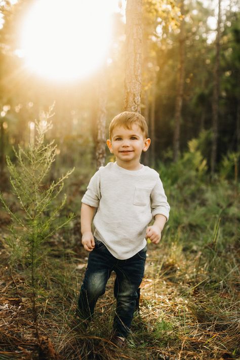 Toddler Fall Photos, Fall Family Photos With Toddler Boy, Toddler Boy Christmas Pictures, Toddler Photoshoot Boy, Boy Fall Photo Shoot Ideas, Fall Boy Photo Shoot, Toddler Boy Photoshoot, Autumn Toddler Photoshoot, Toddler Outdoor Photoshoot