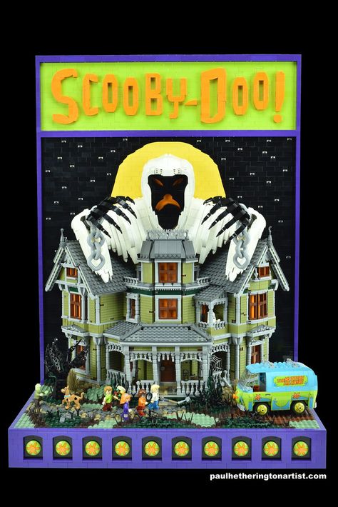 Discover new clues with Scooby-Doo and the gang in this amazing 8000+ piece diorama by Paul Hetherington.(@paulhetheringtonartist) Scooby Dooby Doo, Lego Scooby Doo, Saturday Morning Cartoon, Cartoon Nostalgia, Get A Clue, Lego Tv, Lego Halloween, Scooby Snacks