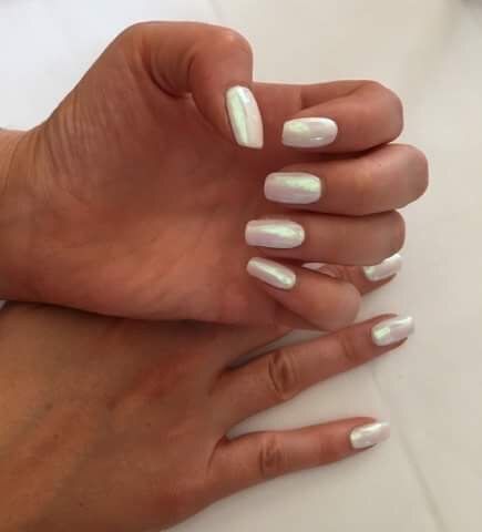 White chrome nails 😍 White Nail Polish With Chrome, White Sparkly Chrome Nails, Chrome White Nails Coffin, White With Gold Chrome Nails, White And Matalic Nails, White Chrome Coffin Acrylic Nails, White Chrome Manicure, White Mettalic Nails, Chrome White Square Nails