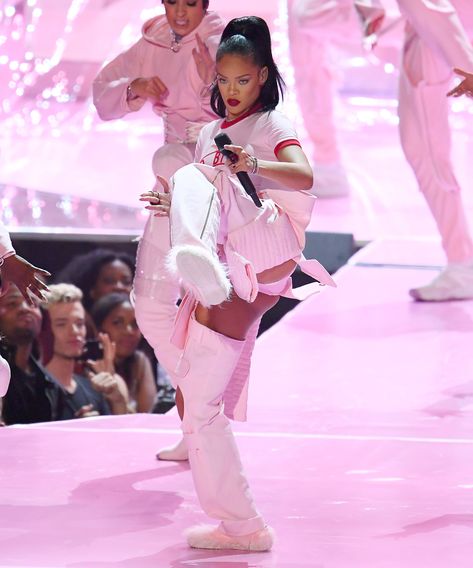 You Can Snag Rihanna’s VMAs T-Shirt Right Now #refinery29 https://www.refinery29.com/en-us/2016/08/121502/rihanna-vmas-hood-by-air-t-shirt-where-to-buy Old Drake, Love Stage, Mtv Awards, Hood By Air, Mtv Video Music Award, Rihanna Fenty, Kendall And Kylie Jenner, Song One, Crop Top Outfits