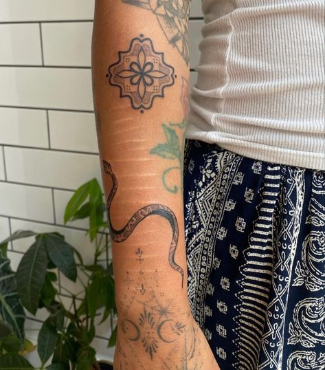 If your looking for cool tattoo inspo heres great reference. Symetric Tattoo, Cool Tattoo Ideas, Cool Tattoo, Hand Poked Tattoo, Hand Poke, Stick And Poke, Free Tattoo, Snake Tattoo, Tattoo Inspo