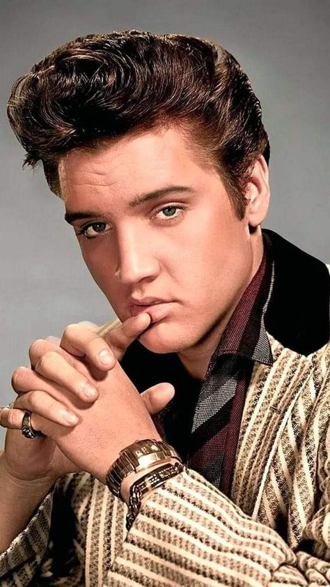 Elvis Presley 70s, Elvis Presley Hair, Elvis Tattoo, Elvis Presley Quotes, Elvis Presley Wallpaper, King Elvis Presley, Elvis Presley Images, Young Elvis, Elvis Presley Pictures