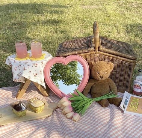 Picnic Inspiration, Fotografi Vintage, Photographie Portrait Inspiration, Picnic Date, Teddy Bear Picnic, Danish Pastel, Cottage Core Aesthetic, Picnic Time, Picnic Food