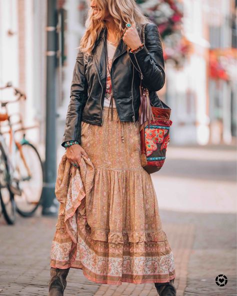 Bohemian maxi skirt mixed with a faux leather jacket Boho Skirt Outfit, Boho Dress Outfit, Fall Fasion, Bohemian Schick, Look Hippie Chic, Boho Fashion Winter, Bohemian Maxi Skirt, Estilo Hippie, Maxi Skirt Outfits