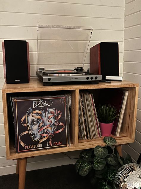 Small Vinyl Setup, Record Player Setup Small Space, Record Player Setup Bedroom, Gramophone Aesthetic, Vinyl Player Setup, Vinyl Setup, Record Player Setup, Record Player Aesthetic, Vinyl Record Furniture