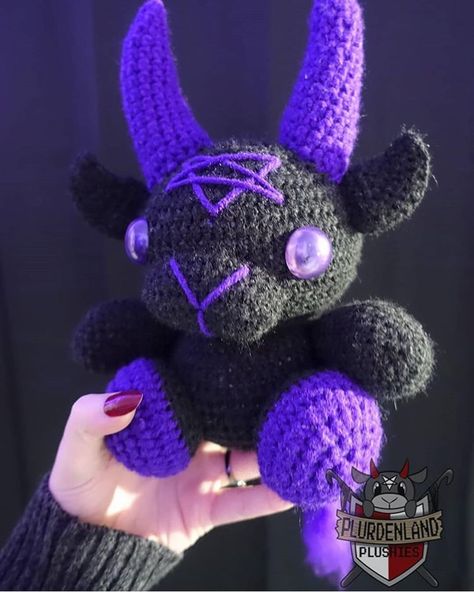 Black And Purple Crochet, Aesthetic Patterns, Crochet Aesthetic, Sewing Stuffed Animals, Kawaii Crochet, Crochet Animal Patterns, Fun Crochet Projects, Crochet Diy, Halloween Crochet