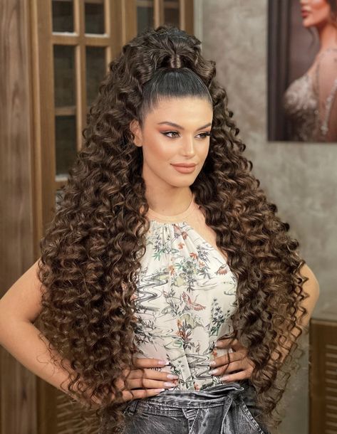 Christmas Hairstyles For Curly Hair, Curly Hair 2023, Long Hair Divas, Glamorous Wedding Hair, Zendaya Hair, Barbie Hairstyle, Hair Style Vedio, Curls For Long Hair, Haircut Types