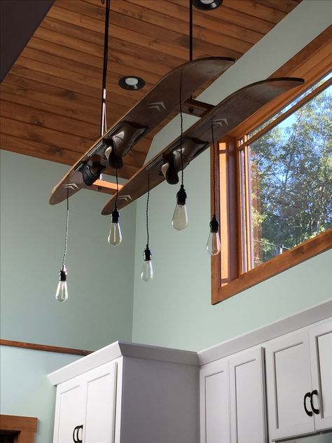 Ceiling light made from "old family waterskis" Old Ski Decor Ideas, Waterski Chandelier, Repurpose Water Skis, Ski Light Fixture, Ski Diy Projects, Ski Home Decor, Waterski Decor Ideas, Old Skis Decor, Water Ski Decor Ideas