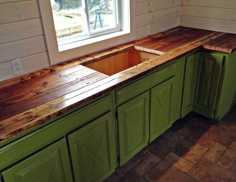 Γγρ│ Réutiliser les vieilles planches en bois Rustic Kitchenette, Mismatched Kitchen Cabinets, Mismatched Cabinets, Diy Kitchen Sink Cabinet, Rustic Countertops, Kitchen Sink Remodel, Diy Kitchen Cabinets Makeover, Kitchen Sink Cabinet, Everything But The Kitchen Sink