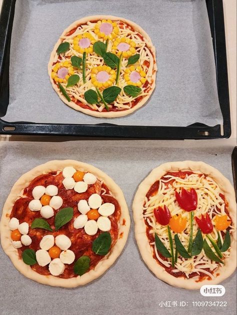 Flower Pizza, Halloween Breakfast, Pizza Appetizers, Cute Pizza, Hidden In Plain Sight, Easy Food Art, Easy Pizza, Kawaii Food, Decoration Idea