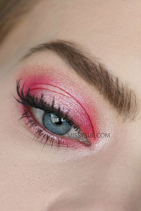 Pink Halo Hooded Eyes | MISSY SUE Eyeshadow Hooded Eyes, Pink Glitter Makeup, Eyeshadow For Hooded Eyes, Halo Eyeshadow, Halo Eye Makeup, Missy Sue, Pink Eyeshadow Look, Pink Halo, Cute Eyeshadow Looks