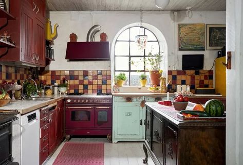 28 Red Kitchens That Prove Color Can Energize Your Space Barndominium Kitchen, Red Kitchens, Cream Kitchen Cabinets, Natural Stone Backsplash, Brick Backsplash Kitchen, 80s Decor, Rustic Country Kitchens, Vintage Appliances, Compact Kitchen