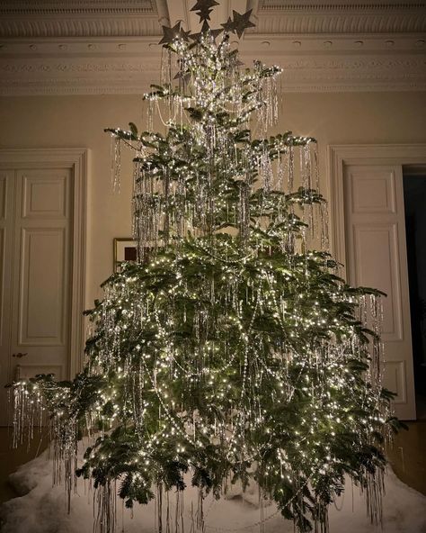 White And Green Christmas, Flower Christmas Tree, Christmas Tree Inspo, Tinsel Christmas, Tinsel Christmas Tree, Flower Christmas, Christmas Tree Decorating Themes, Elegant Christmas Trees, Personalised Christmas Decorations