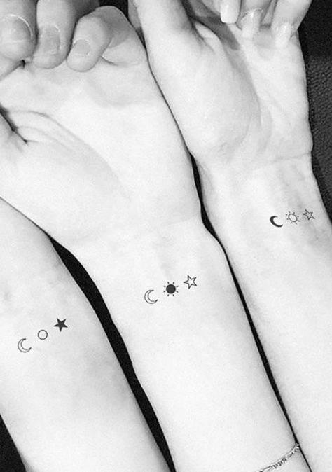 Small Tattoos For Twins, Bff Tattoos Matching For 3, Twinning Tattoos For Best Friends, Small Tattoos For Siblings, Maching Tattoos Bff, Matching Tatoos Minimaliste, Cool Best Friend Tattoos, Trio Tattoos Friends, Matching Tattoos Trio