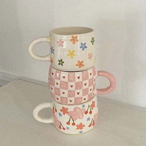 En este #díamundialdelarte queremos darte algunas ideas para dejar fluir el arte dentro de ti. 🖼️🎨 Inspo: @pinterest Cute Clay Painting Ideas, Paint Mug Ideas, Pintar Tazas Ceramica Ideas, Painting Ceramics Ideas, Painted Mug Ideas, Pottery Ideas Painting, Pottery Painting Ideas Mugs, Cute Mug Painting Ideas, Tazas Aesthetic