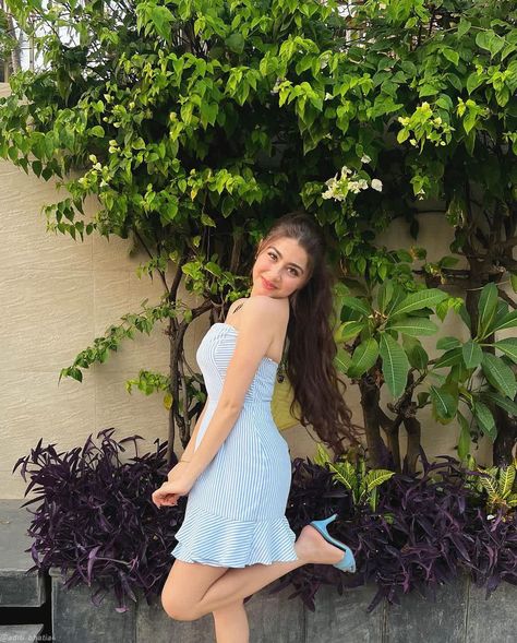 Poses On Short Frock, Poses In Knee Length Dress, Short One Piece Dress Poses, One Piece Dress Photo Pose, Poses In Long Frock, One Piece Dress Photoshoot Poses, Poses In Frock For Instagram, Photo Poses In Dress, Cute Dress Poses