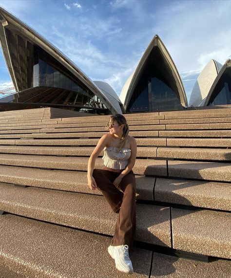 Opera House Picture Ideas, Sydney Opera House Poses, Sydney Opera House Photoshoot, Sydney Outfits Summer, Sydney Opera House Photography, Sydney Opera House Aesthetic, Opera House Outfit, Sydney Opera House Drawing, Melbourne Fits