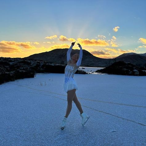 ICE QUEEN👑 on Instagram: "My first outdoor skate of the year and it couldn’t of been more perfect😍🌅⛸️ #figureskating #figureskater #iceskating #iceskater #motivation #influencer #youtube #tiktok #reels #icerink #sports #motivation #olympics #iceskate #ice #edea #usfigureskating #isufigureskating #outdooricerink #winter #glasgow #scotland" Figure Skating Photos, Ice Skating Motivation, Ice Skating Senior Pictures, Figure Skating Senior Pictures, Ice Skating Photoshoot, Figure Skating Poses, Edea Figure Skates, Olympic Ice Skating, Ice Skating Pictures