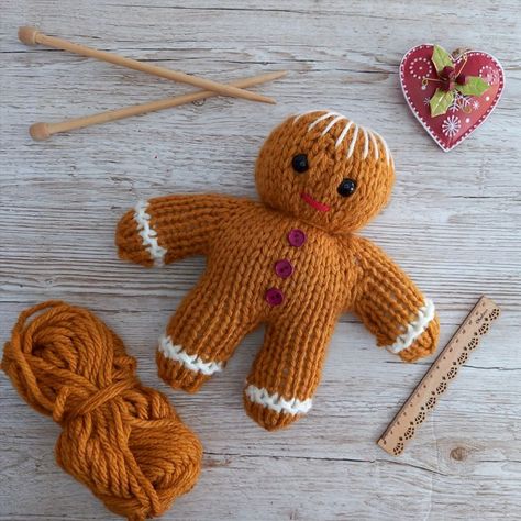 Gingerbread Man Free, Christmas Toy Knitting Patterns, Christmas Knitting Projects, Knitted Christmas Decorations, Christmas Knitting Patterns Free, Mini Christmas Stockings, Xmas Toys, Knitted Teddy Bear, Easy Knitting Projects