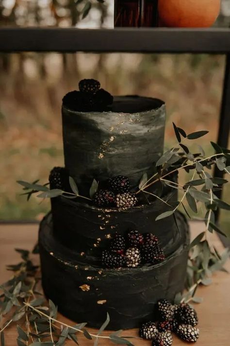 Black Buttercream Wedding Cake, Exposed Wedding Cake, Witch Wedding Cake, Vintage Gothic Wedding Cake, Edgy Wedding Cake, Gothic Wedding Cake Ideas, Dark Fall Wedding Decor, Edgy Wedding Decor, Black Theme Wedding Decoration