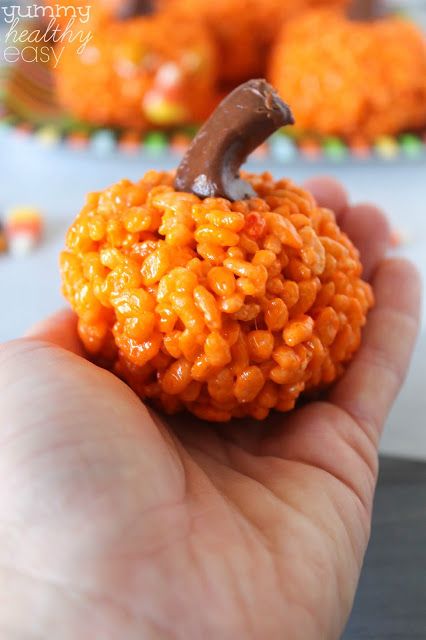 Easy Pumpkin Krispies Treats - Using the pumpkin spice rice crispy treats recipe and a tootsie roll for the stem. Brilliant! Macncheese Recipe, Pumpkin Rice Krispies, Pumpkin Rice Krispie Treats, Pumpkin Rice, Spiced Rice, Rice Krispies Treats, Krispies Treats, Hello Sweetie, Think Food