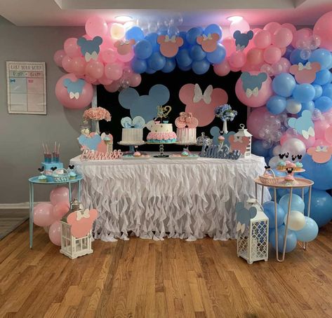 Mickey And Minnie Gender Reveal, Gender Reveal Centerpieces, Disney Gender Reveal, Gender Reveal Baby Shower Themes, Baby Gender Reveal Party Decorations, Baby Shower Party Themes, Gender Reveal Party Theme, Idee Babyshower, Gender Reveal Themes