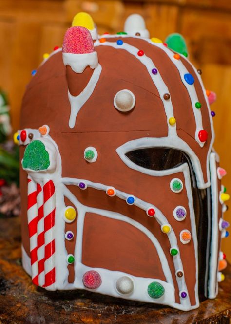 This homemade "Candylorian" Mandalorian helmet is the most festive creation we've ever seen, check it out! Space Western, Mandalorian Helmet, Geek Food, Gingerbread Party, Star Wars Christmas, The Mandalorian, Disney Star Wars, Clay Projects, Kids Stuff